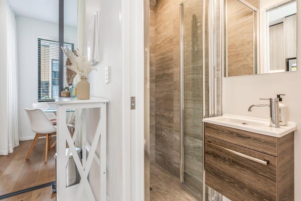 Appartamento Fresh & Sleek Grey Lynn Unit With Private Patio Auckland Esterno foto