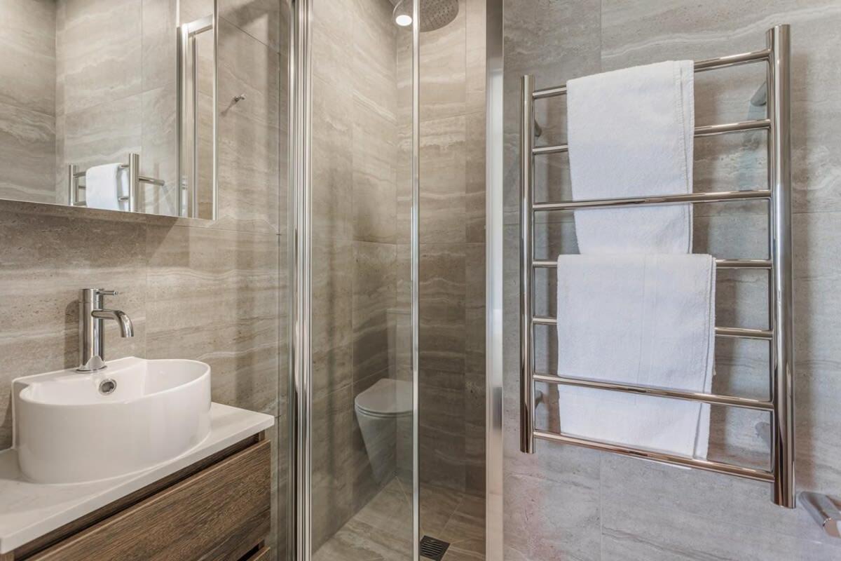 Appartamento Fresh & Sleek Grey Lynn Unit With Private Patio Auckland Esterno foto